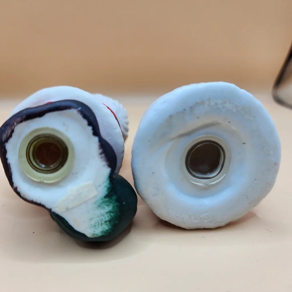 Kissing Santa and Mrs Claus Salt and Pepper Shakers - Picture 6 of 7